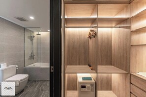 Royal Apartment, 3 Bedrooms, Balcony, City View | Egyptian cotton sheets, premium bedding, minibar, individually decorated - Landmark 81 Residence Skyline (Ho Chi Minh City)