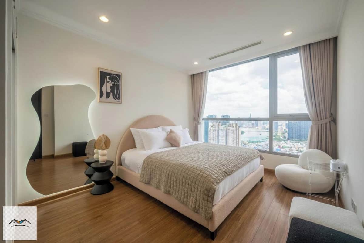 Camera moderna con un letto grande, vista sulla città e un design unico per la parete.