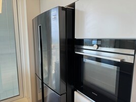 Refrigerador, microondas, horno, placa de cocina