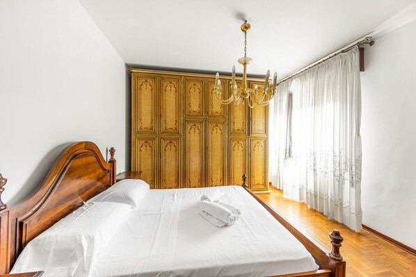 2 habitaciones, tabla de planchar con plancha, wifi y ropa de cama 