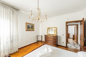 2 habitaciones, tabla de planchar con plancha, wifi y ropa de cama