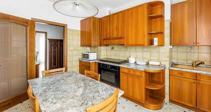 Cozy apartment of 85 sqm located on the third floor (steps to access), can accommodate up to 6 people.The accommodation is conveniently located: just 4.5 km from Venice airport and with only 16 minutes (bus) you can reach Venice; area served by the main