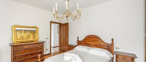 2 habitaciones, tabla de planchar con plancha, wifi y ropa de cama