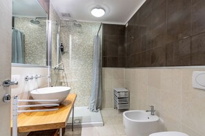 تجهيزات دش، مجففات شعر، مراحيض شطف