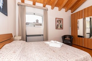 2 bedrooms, iron/ironing board, bed sheets - Beautiful apartment on two levels of 70 sqm located on the first floor of a building without elevator (stairs to access), perfect for 4 people.We are in the Sestiere di Cannaregio, one of the most lively and tourist areas, in the heart of Venice, full of (Venezia)