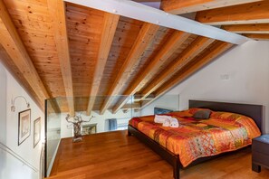 2 عدّة غرف نوم ومكواة/لوح كي وملاءات أسرّة