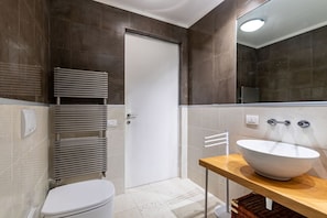 Douche, sèche-cheveux, bidet