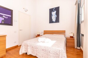 2 bedrooms, iron/ironing board, bed sheets - Beautiful apartment on two levels of 70 sqm located on the first floor of a building without elevator (stairs to access), perfect for 4 people.We are in the Sestiere di Cannaregio, one of the most lively and tourist areas, in the heart of Venice, full of (Venezia)