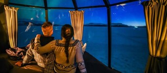 Hôtel Peace & Quiet à Jokkmokk en Suède - suite de luxe avec vue sur le lac pour 2