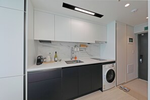 Habitación superior, vistas al mar | Cocina privada | Frigorífico grande, placa de cocina y utensilios de cocina