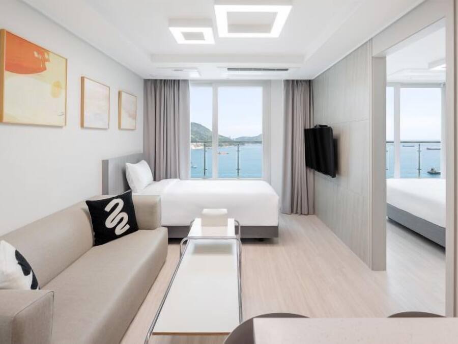 Deluxe Ocean Family | Blackout curtains, free WiFi