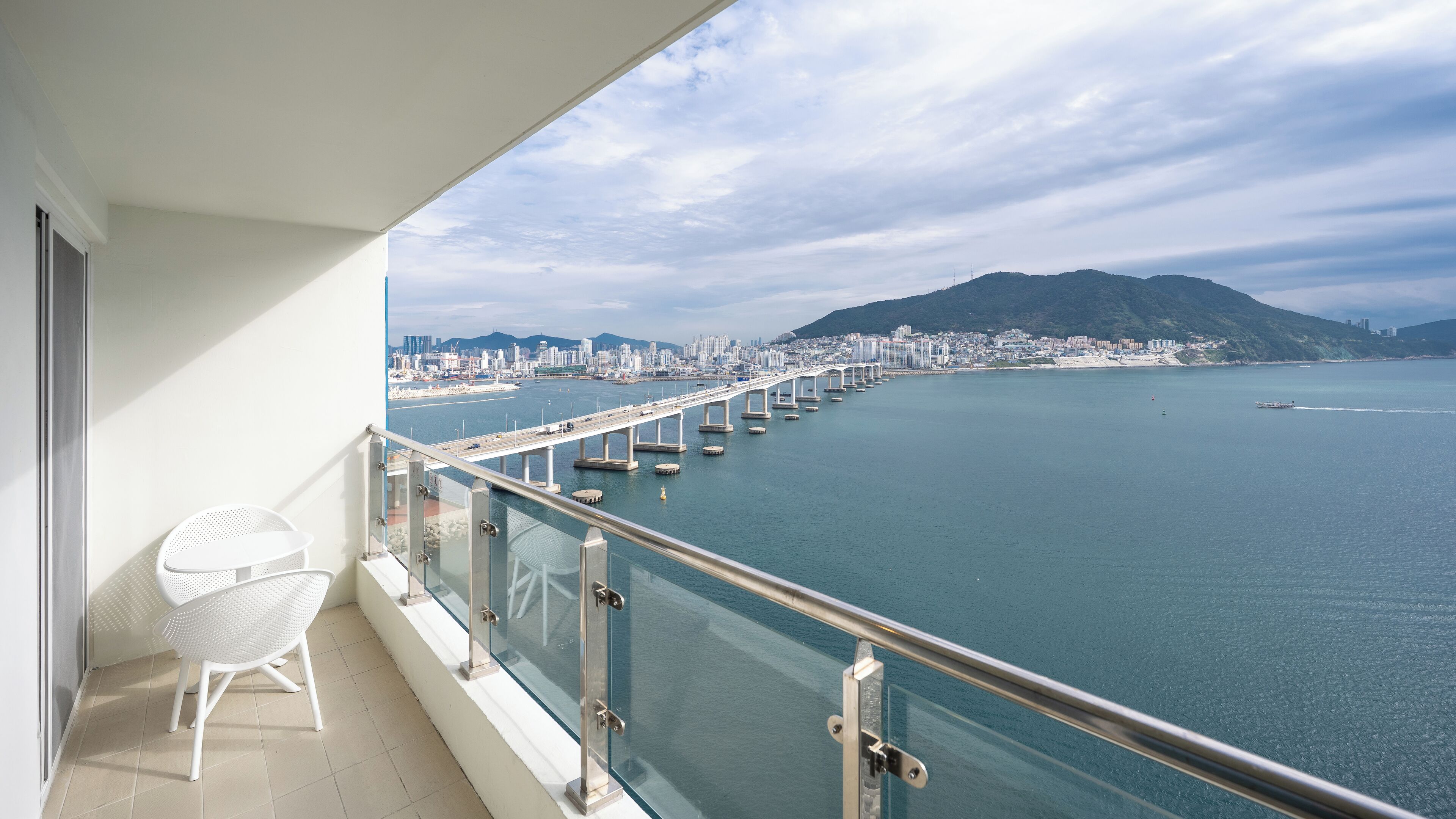 Premier Ocean Twin [views and bed configurations may vary based on actual assignment] | Terrace/patio