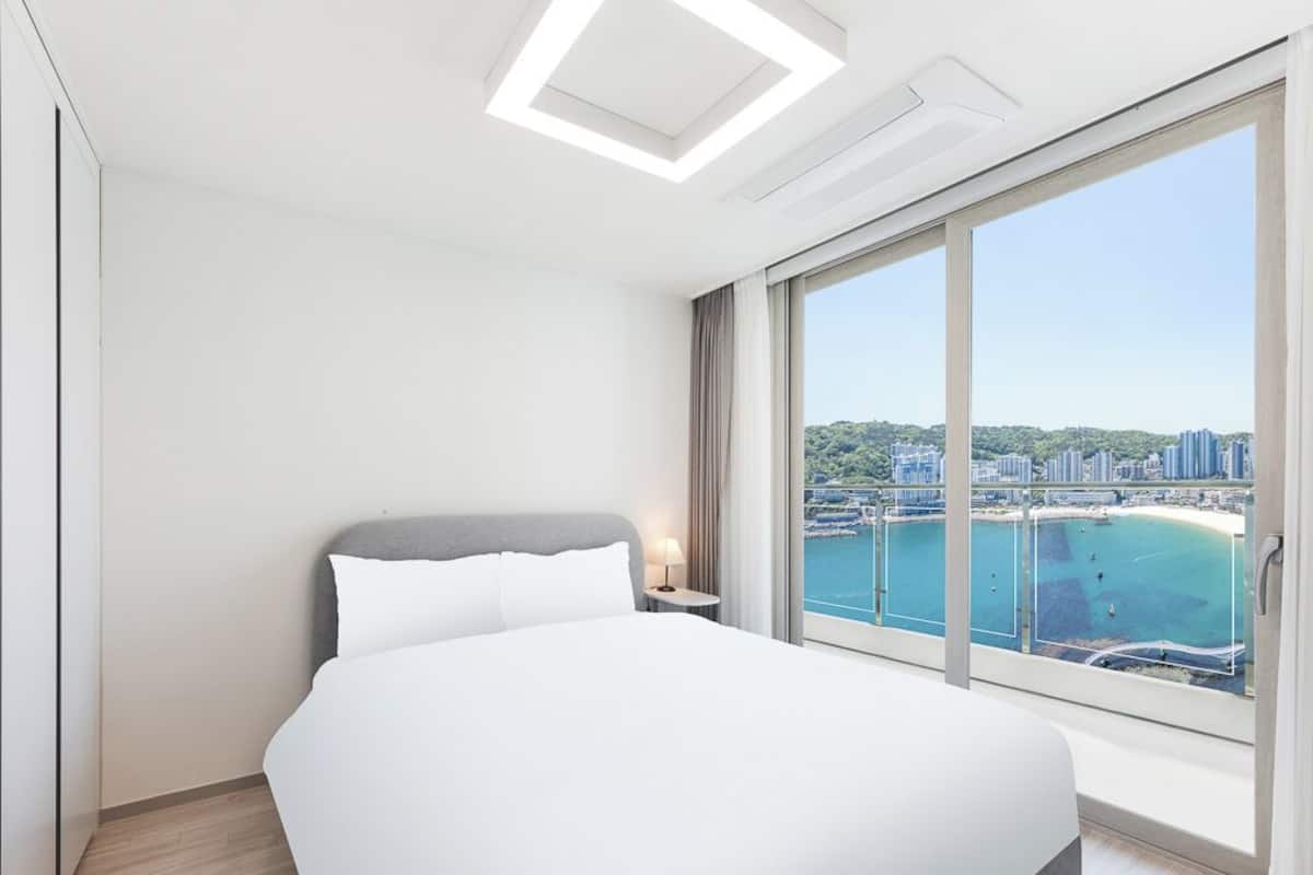 Premier Ocean Twin | 1 bedroom, blackout drapes, free WiFi