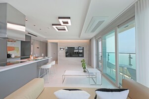 Suite Premier, vistas al mar | Zona de estar | Suelo radiante