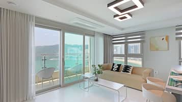 Premier Suite, Ocean View | 1 bedroom, blackout curtains, free WiFi