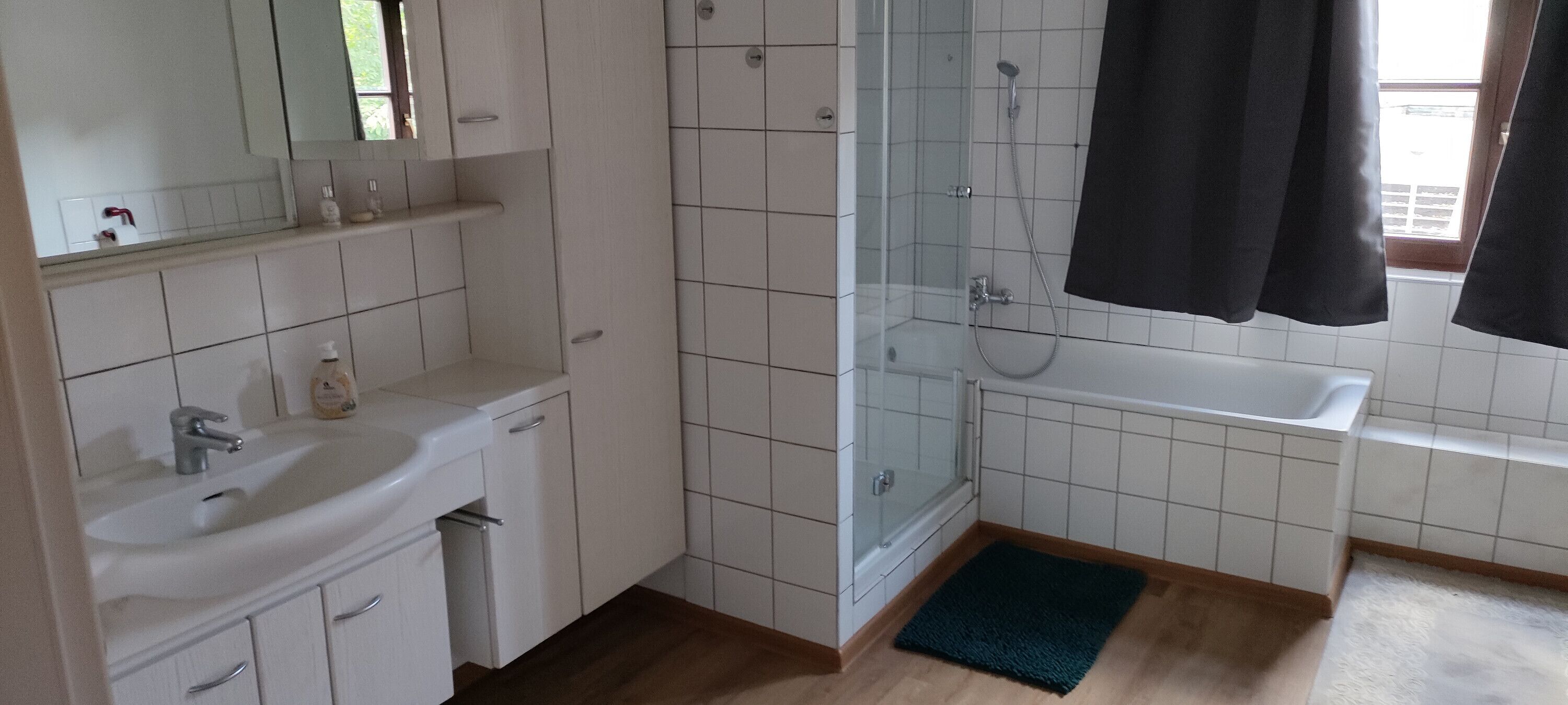 Regadera, amenidades de baño gratuitas, toallas 