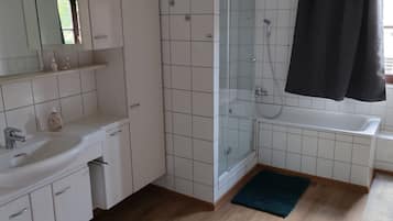 Regadera, amenidades de baño gratuitas, toallas