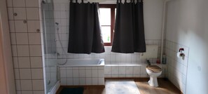 Shower, free toiletries, towels