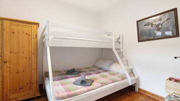 2 bedrooms, iron/ironing board, free WiFi, bed sheets