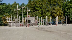 Ein Spielplatz mit Klettergerüsten und einem Holzzaun.