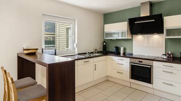 KĂŒhlschrank, Mikrowelle, Ofen, Herdplatte