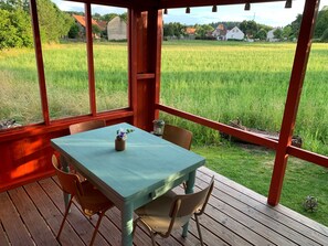 Outdoor dining - 'Tiny House Im Grünen' with Private Terrace and Private Garden (Jesberg)