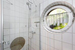 Shower, hair dryer, towels - Apartment 'Ferienwohnung Waldblick' with Private Terrace, Private Garden and Wi-Fi (Remscheid)