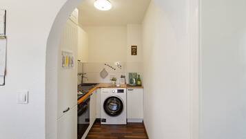 Een koelkast, een oven, een kookplaat, een koffiezetapparaat/waterkoker