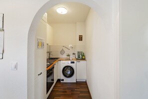 Réfrigérateur, four, plaque de cuisson, cafetière/bouilloire