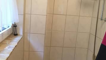 Een douche, handdoeken