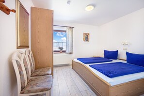 2 bedrooms, free WiFi, bed sheets - 3-Room Apartment with Shared Garden, Balcony, and Wi-Fi (Hillgroven)