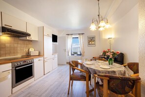 Frigorifero, forno, piano cottura, lavastoviglie