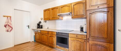 Kylskåp, ugn, spishäll och diskmaskin