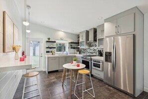 Kjøleskap, mikrobølgeovn, ovn og kokeplater