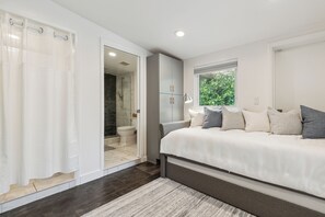 4 bedrooms, WiFi, bed sheets