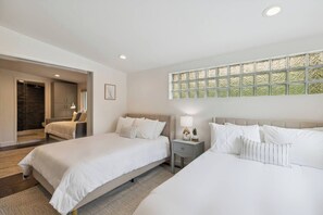 4 habitaciones, tabla de planchar con plancha y cuna de viaje 