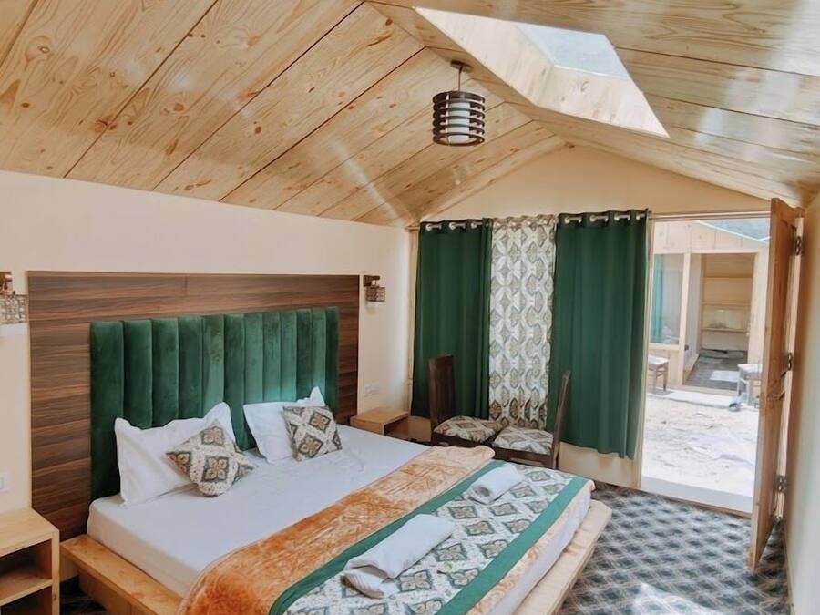 1 bedroom, bed sheets