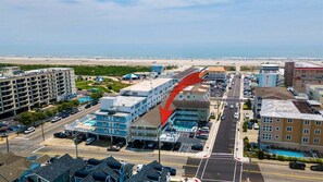 Un hôtel à plusieurs étages, doté d’un parking et offrant une vue sur la plage.