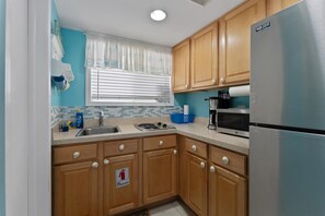 Fridge, coffee/tea maker, blender