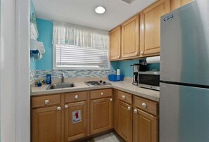 Frigorífico, cafetera o tetera y licuadora