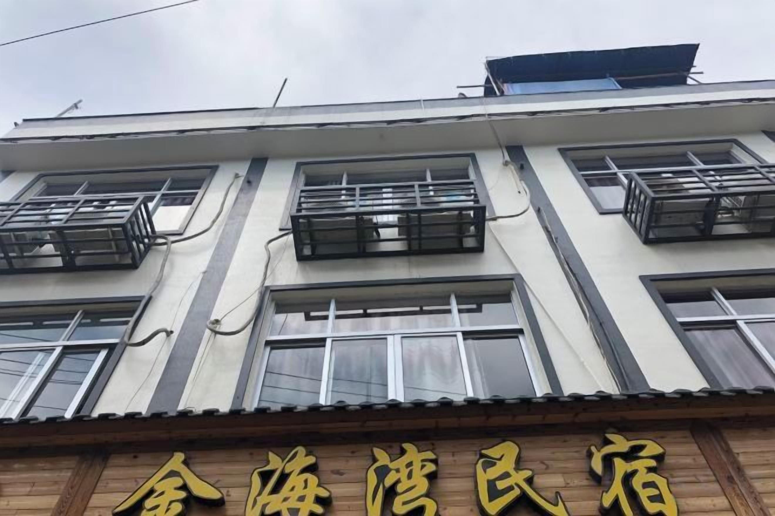 Een gebouw met meerdere verdiepingen, balkons en ramen.
