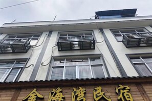 Un immeuble à plusieurs étages doté de balcons et de fenêtres.