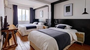 A hotel room with two beds, a desk, and a window. - Changsha Antman Good Living (Provincial Children's Hospital Yali Middle School) (Changsha)