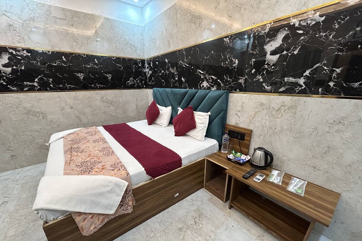AC Deluxe King Size Room | Free WiFi, bed sheets