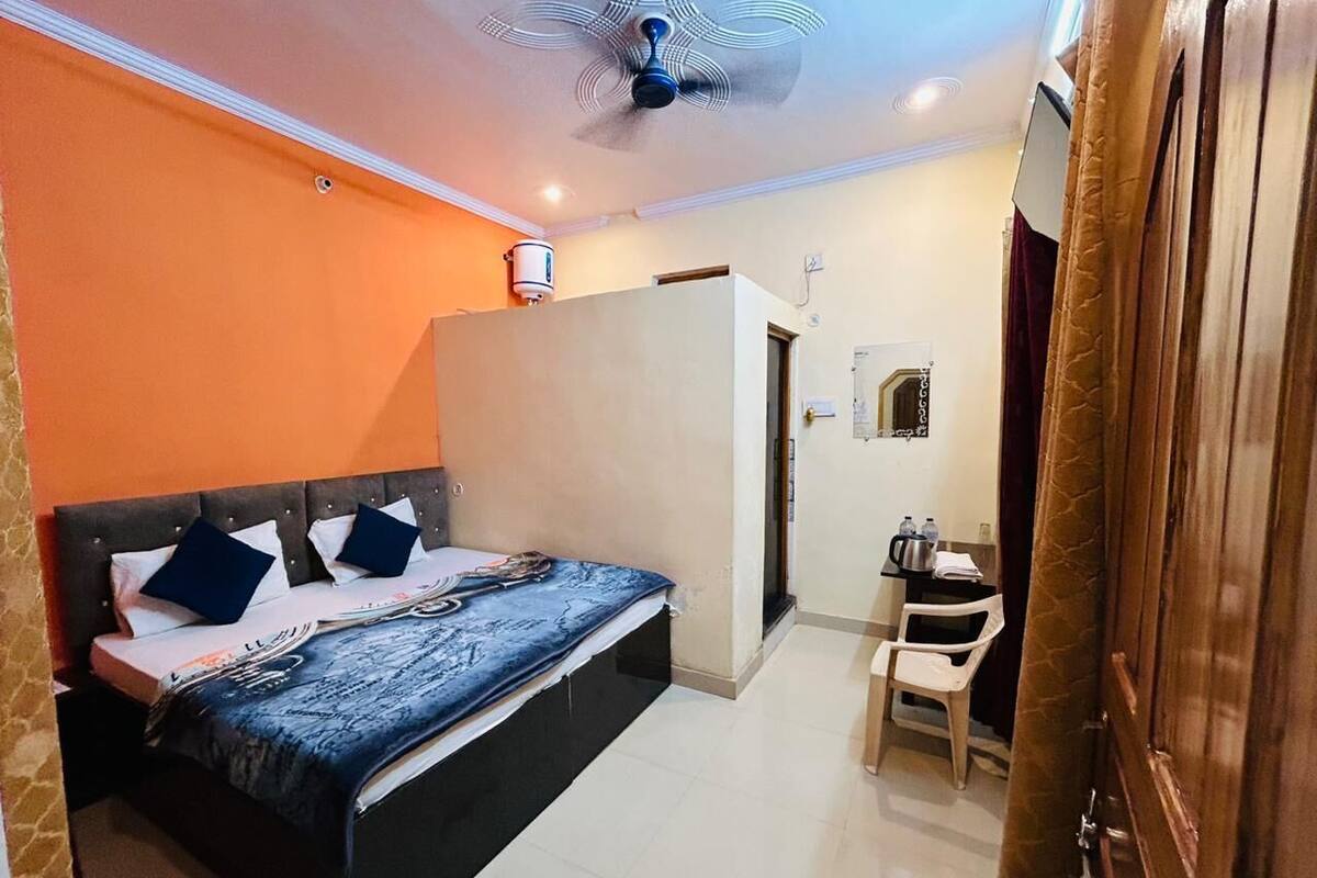 AC Deluxe Double Bed Room | Free WiFi, bed sheets
