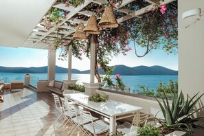 Outdoor dining - Heliopetra Villa (Elounda)