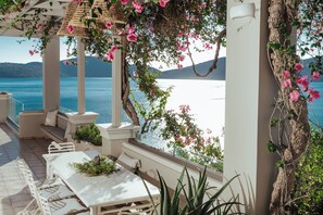 Outdoor dining - Heliopetra Villa (Elounda)