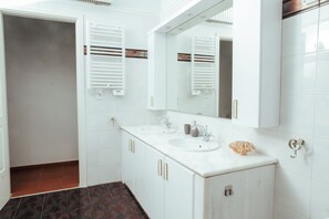 Asciugacapelli, bidet, asciugamani, sapone