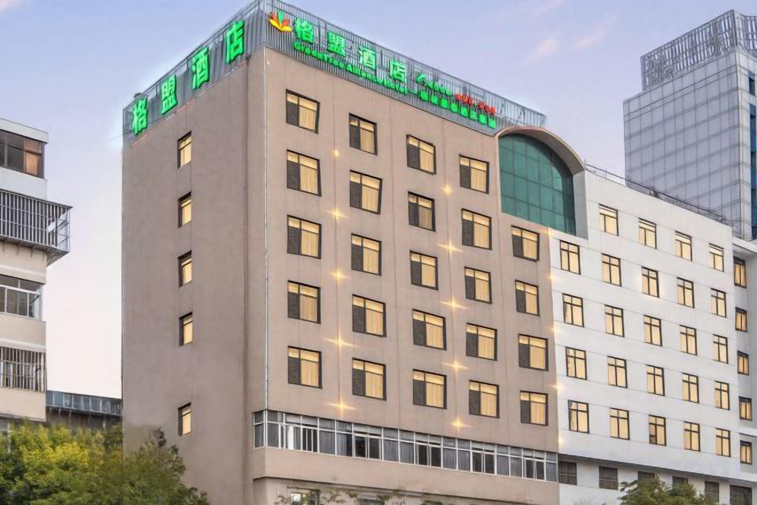 Un hotel de varios pisos, con una entrada destacada y un estilo arquitectónico moderno.