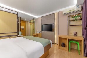 A hotel room with a bed, a TV, a desk, and a chair. - GreenTree Alliance Hotel (Kunming Chuanjin Road Subway Station) (Kunming)
